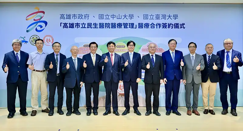 臺大、中山大學與高雄市政府三方代表正式簽署合作契約,攜手升級民生醫院。(記者吳文生翻攝)