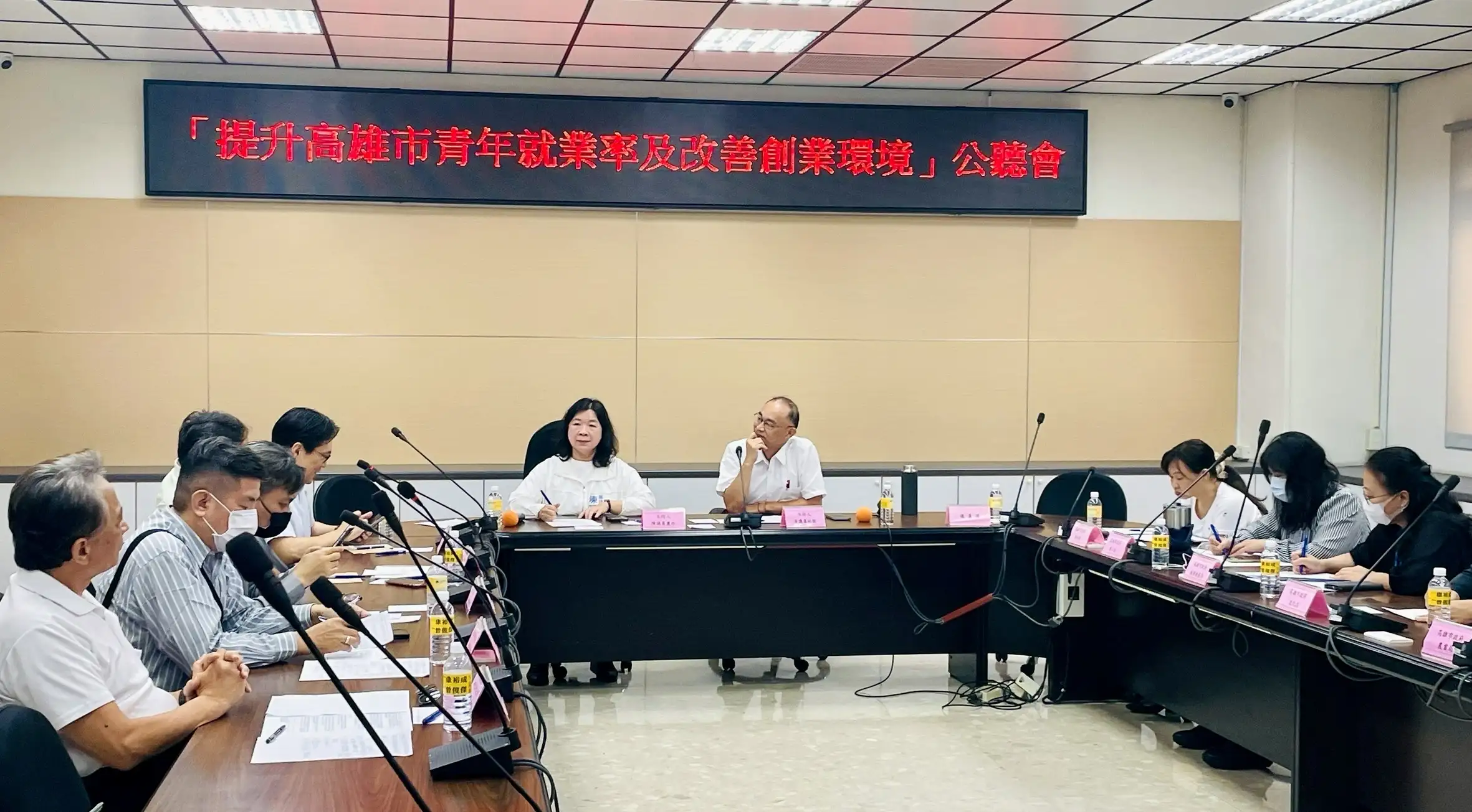 高雄市議會舉辦「提升高雄市青年就業率及改善創業環境」公聽會,由議員陳麗珍與黃柏霖共同主持,邀集各界專家建言。(記者吳文生攝)