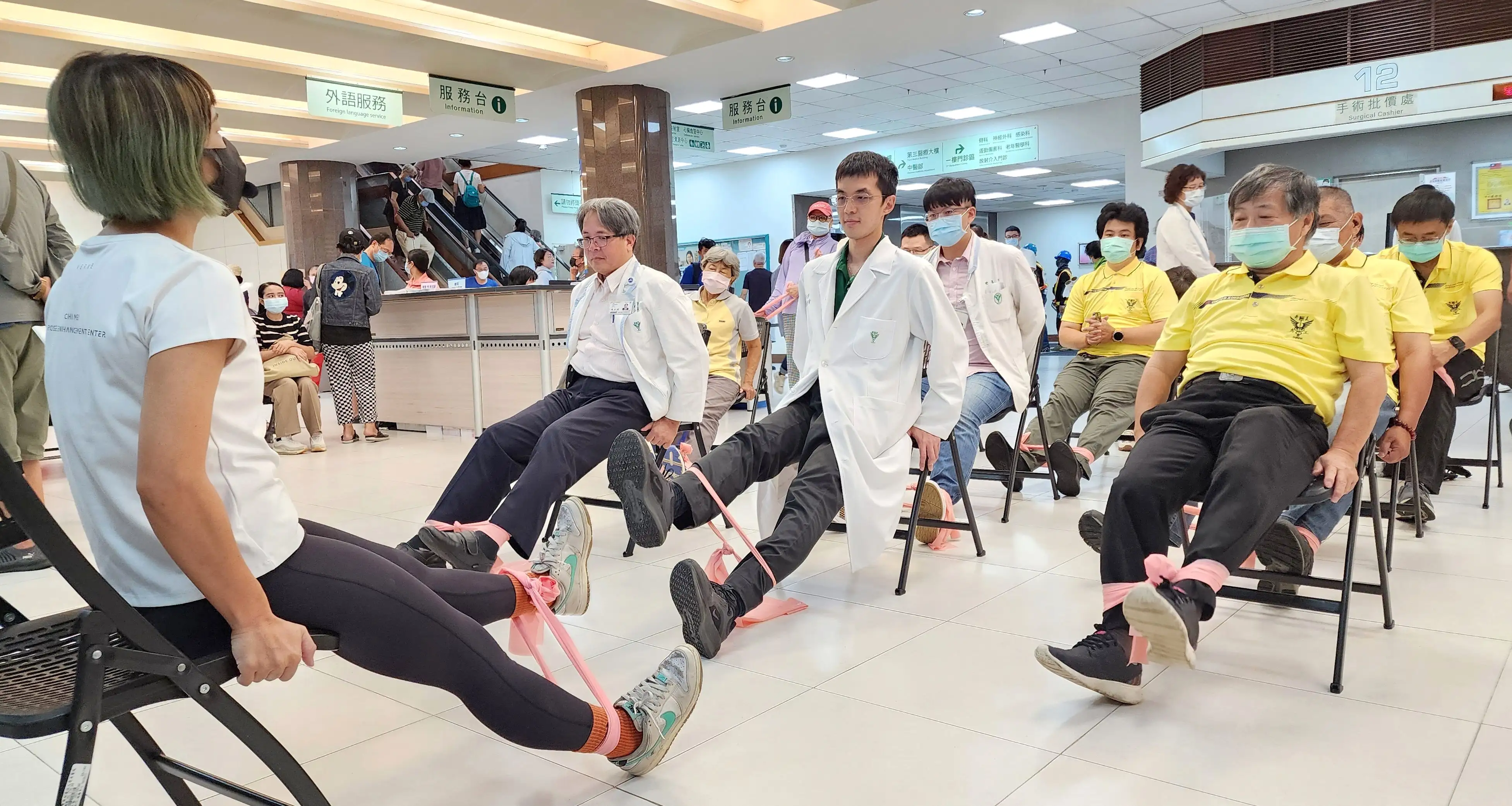 奇美運動強化中心護理師賴盈如教練現場帶領彈力帶肌力運動，教導民眾正確又安全的動作，鼓勵大家「身體力行」打造健康生活(圖/奇美醫院提供)