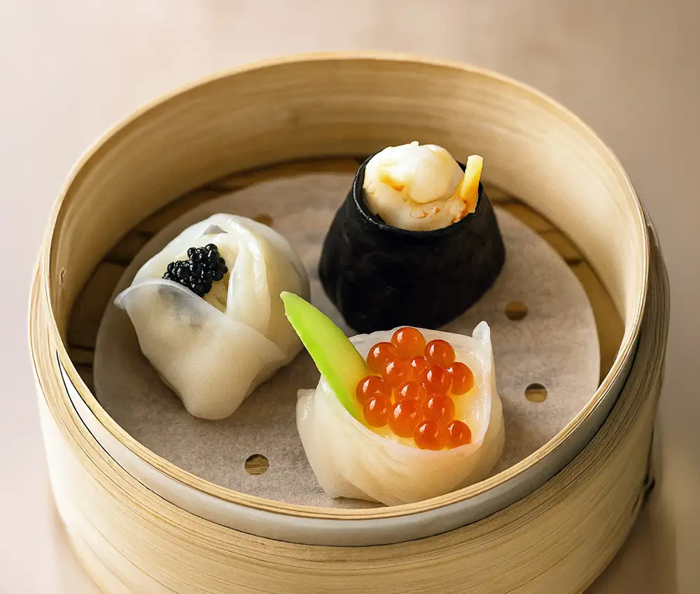 主廚陳崑裕親製〈三喜合鳴〉三色點心拼盤,融合鮮蝦、蟹肉與鮭魚卵、黑魚子醬,呈現視覺與味覺的極致饗宴 (圖/香格里拉提供)
