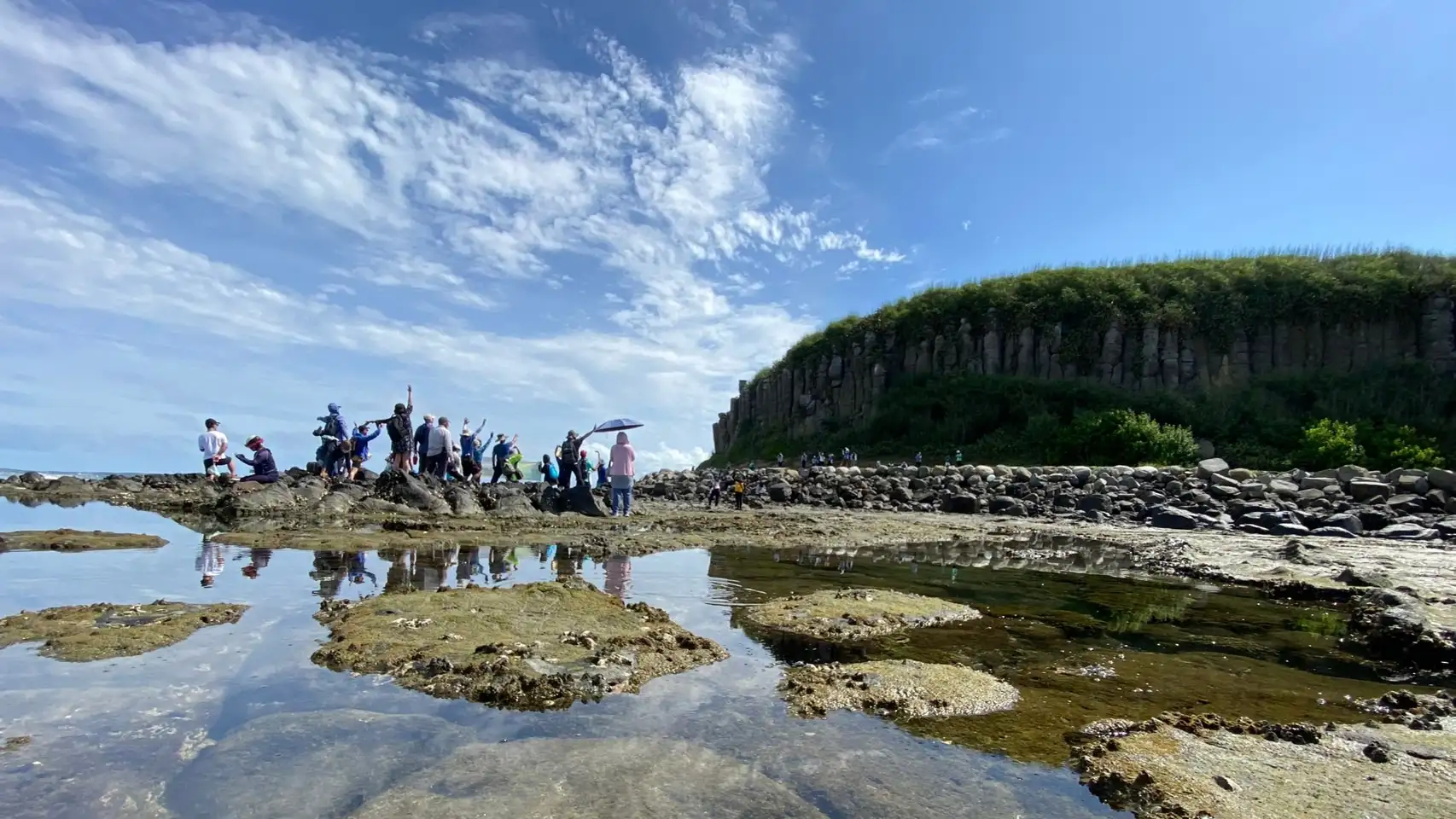 一起探索澎湖秋日的奇岩魅力,開啟一場結合地質、人文與永續精神的難忘旅程!(圖/澎管處 提供)
