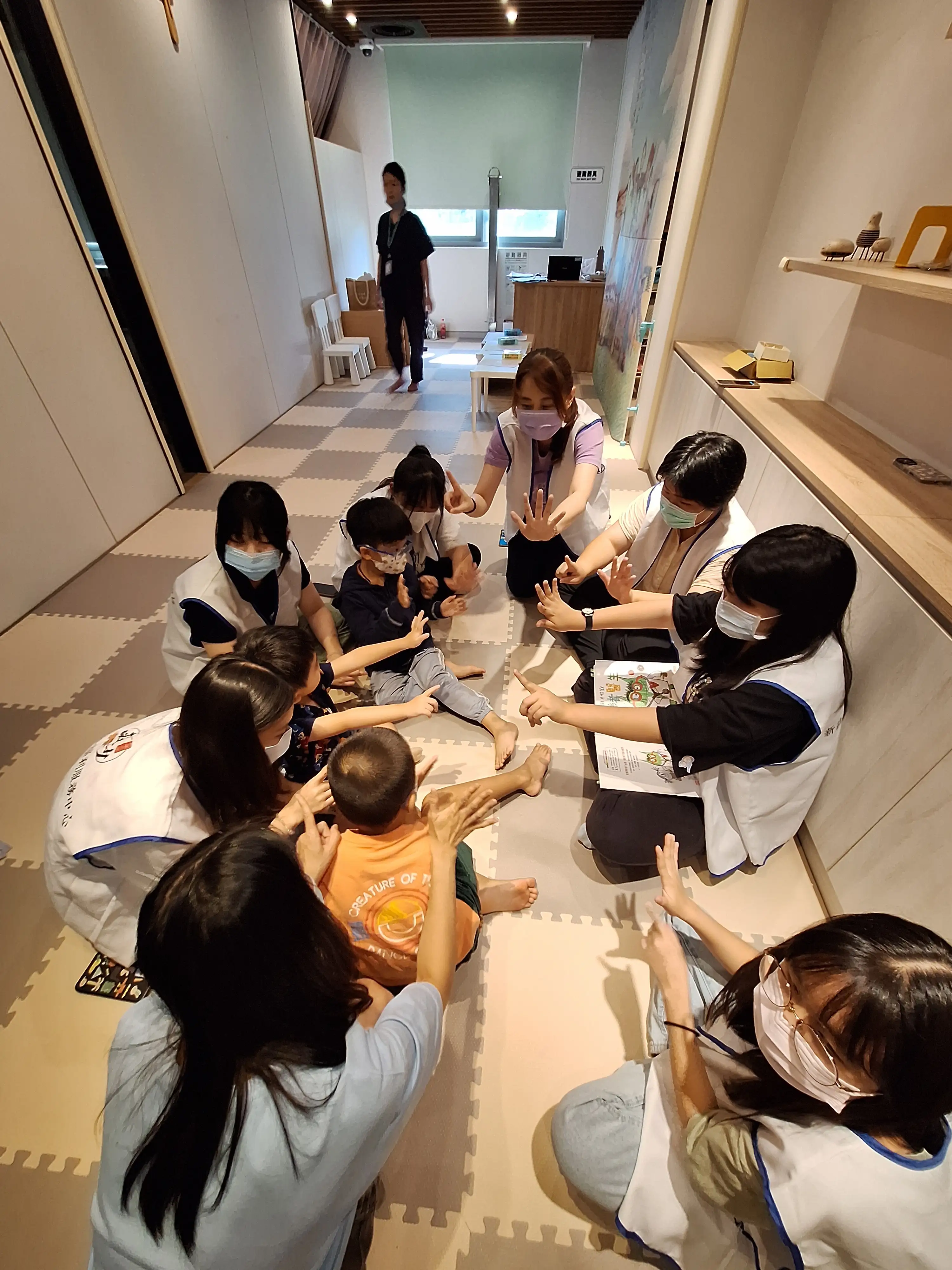 志工擔任故事引導人，陪伴早療個案及社區兒童走進繪本的世界。(輔醫提供)