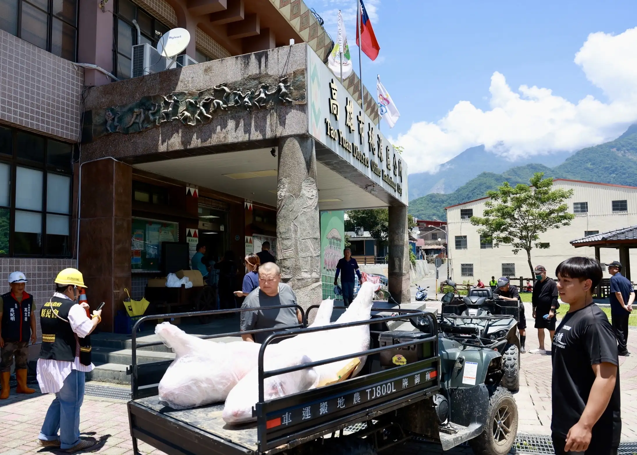 市府動員農用運輸車運送整豬、蔬菜等物資入山,確保災後民生補給不中斷。(記者吳文生翻攝)