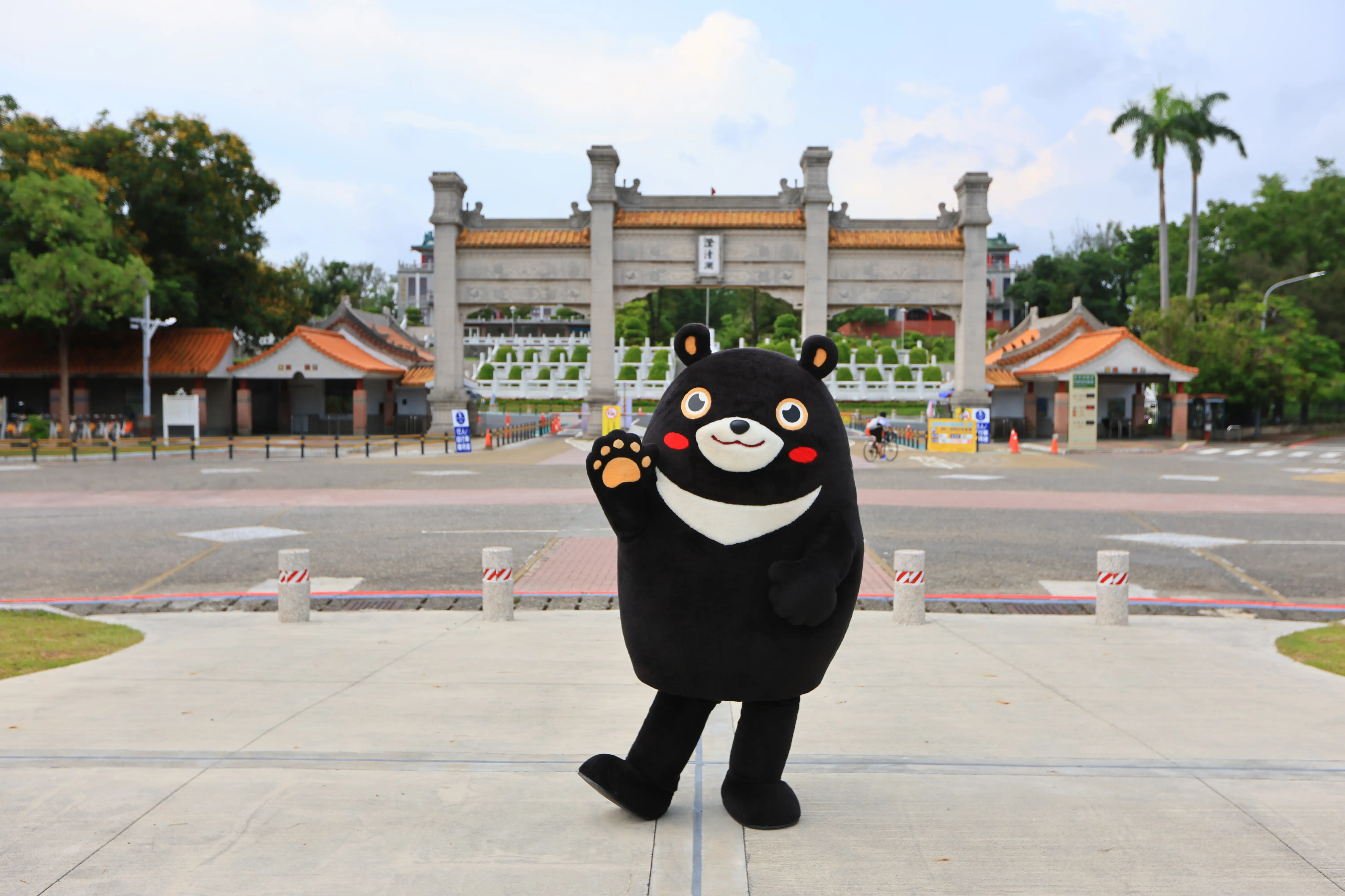 高市觀光局8月9日在澄清湖風景區舉辦系列精彩活動「高雄熊快閃出任務」，為暑假增添繽紛樂趣。（記者吳文生攝）
