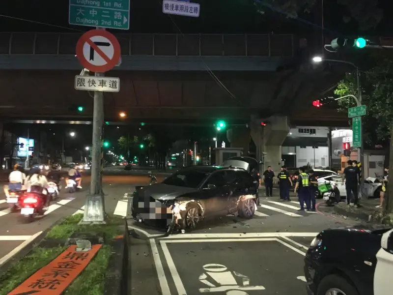 高雄小客車闖紅燈釀連環車禍　6人輕傷送醫無生命危險