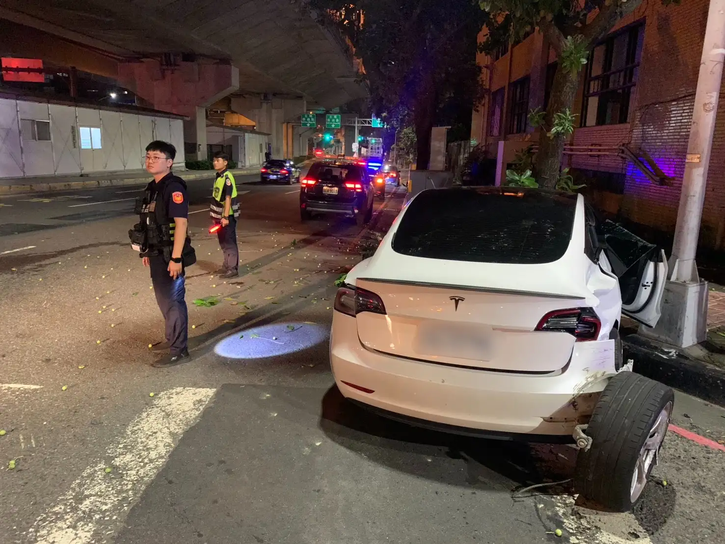 左營凌晨多車連環撞，肇因白色小客車違規直行闖紅燈。(圖/高雄市警察局左營分局 提供）