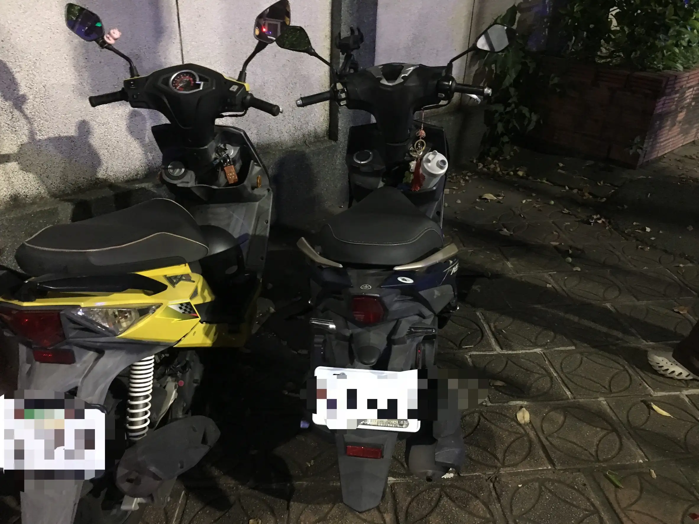 小客車右轉道硬直行闖紅燈，撞車波及3重機釀6傷。(圖/高雄市警察局左營分局 提供）