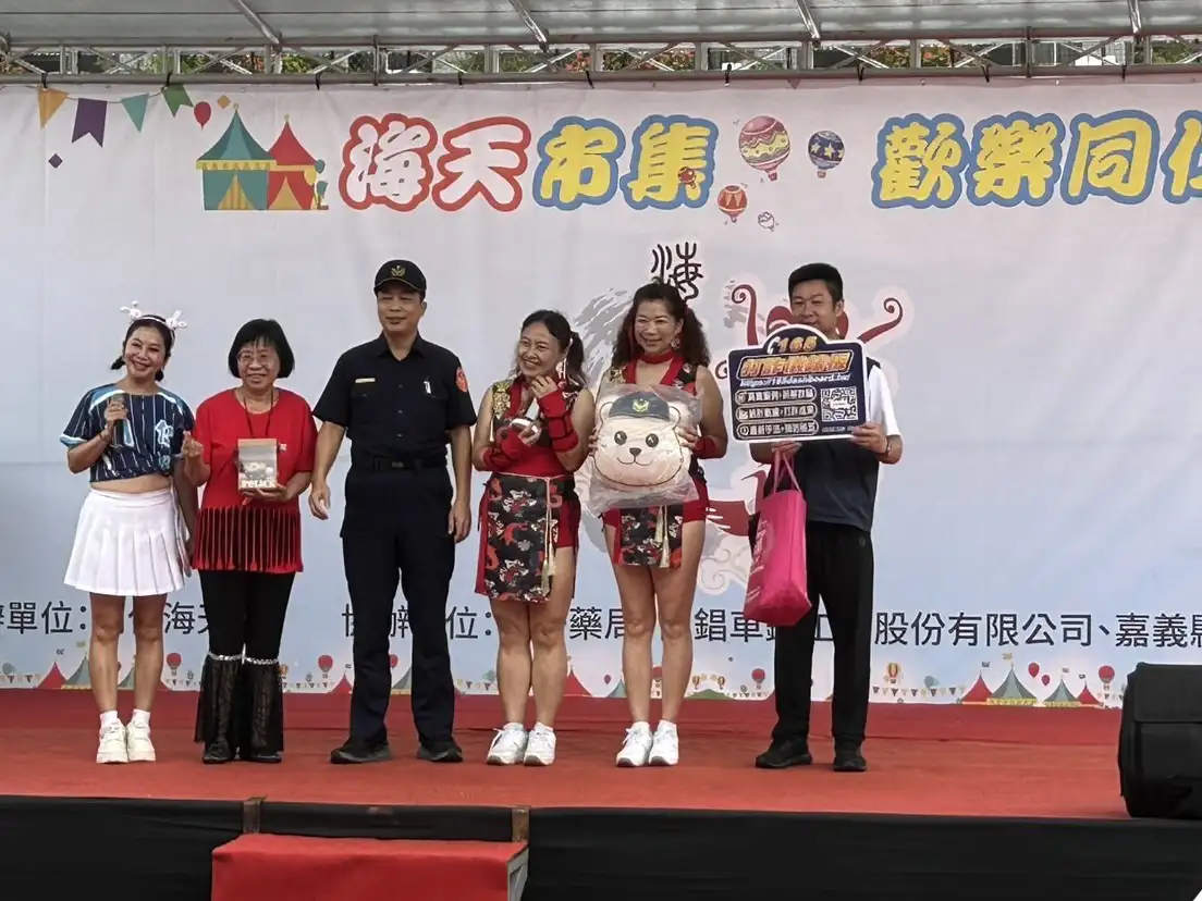 中埔分局長曾裕景（左3）親赴海天宮舊物義賣市集，向民眾宣導防詐騙觀念。(圖/中埔分局 提供)