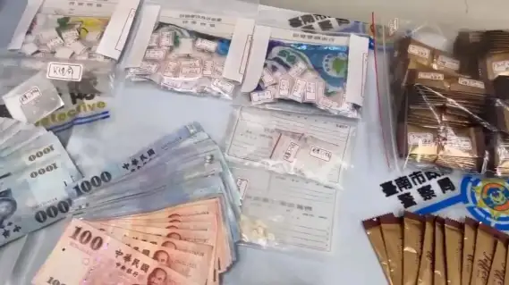 現場查獲大量毒品咖啡包、K他命等證物,並扣得贓款新臺幣38萬多元。(圖/台南市第五分局 提供)