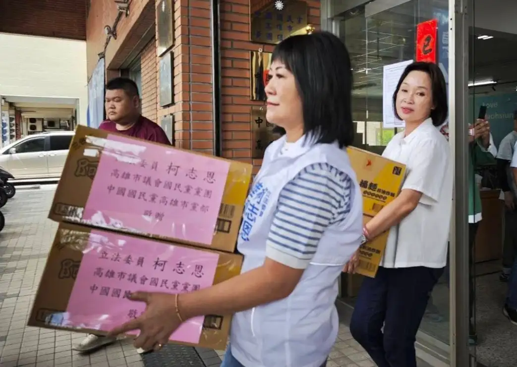 立委柯志恩9日聯同高雄市議員等團隊，籌備多項民生物資，裝車送往那瑪夏區公所，支援部落族人所需。（記者吳文生攝）