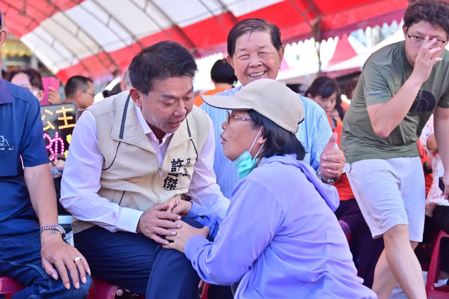 立委許智傑在林園區廣應廟（王公廟）舉辦「爸氣登場 青春不打烊」活動，邀請多位歌手輪番獻唱，並設有市集與氣墊城堡，吸引老中青三代鄉親熱情參與。（記者吳文生攝）