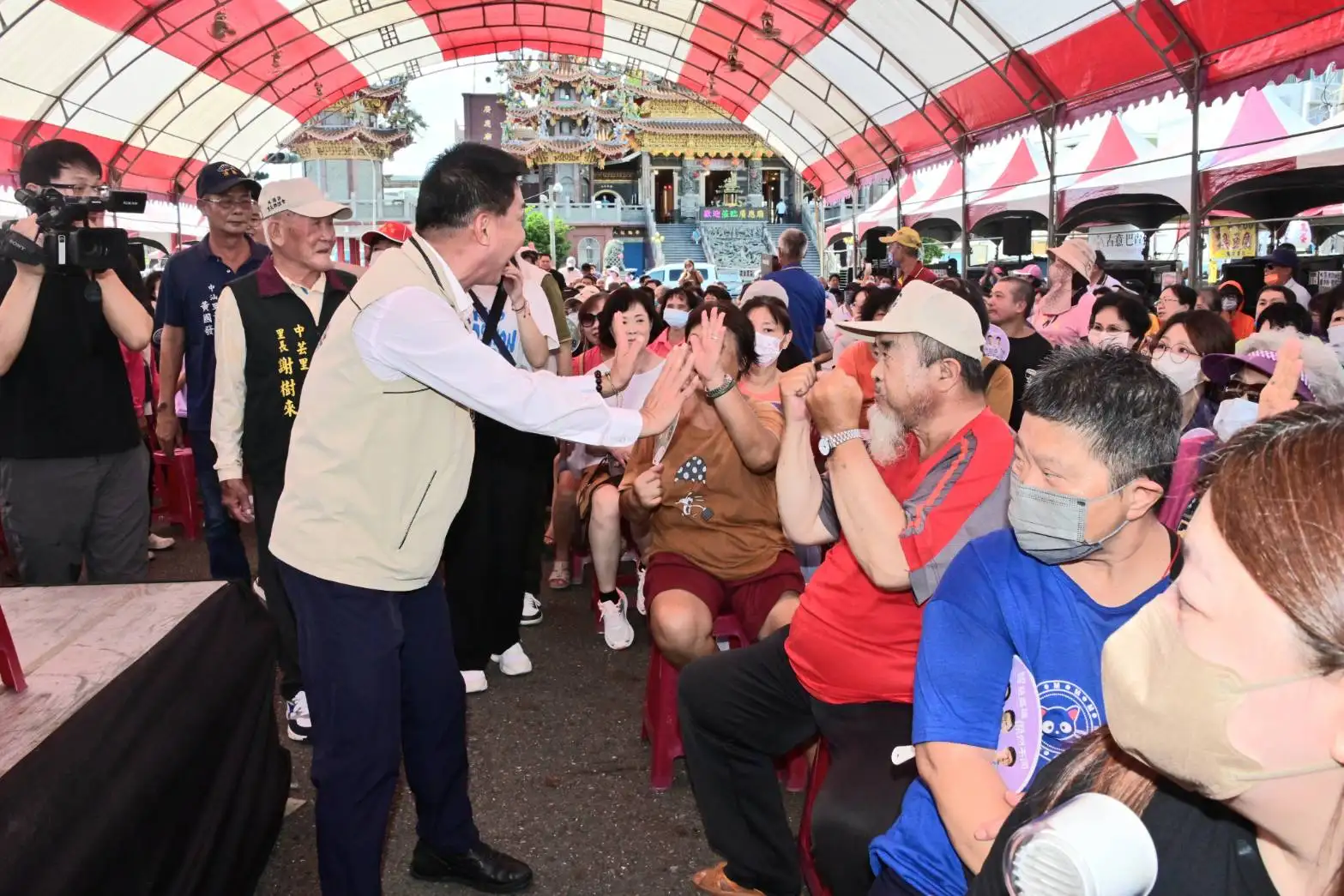 立委許智傑在林園區廣應廟（王公廟）舉辦「爸氣登場 青春不打烊」活動，邀請多位歌手輪番獻唱，並設有市集與氣墊城堡，吸引老中青三代鄉親熱情參與。（記者吳文生攝）