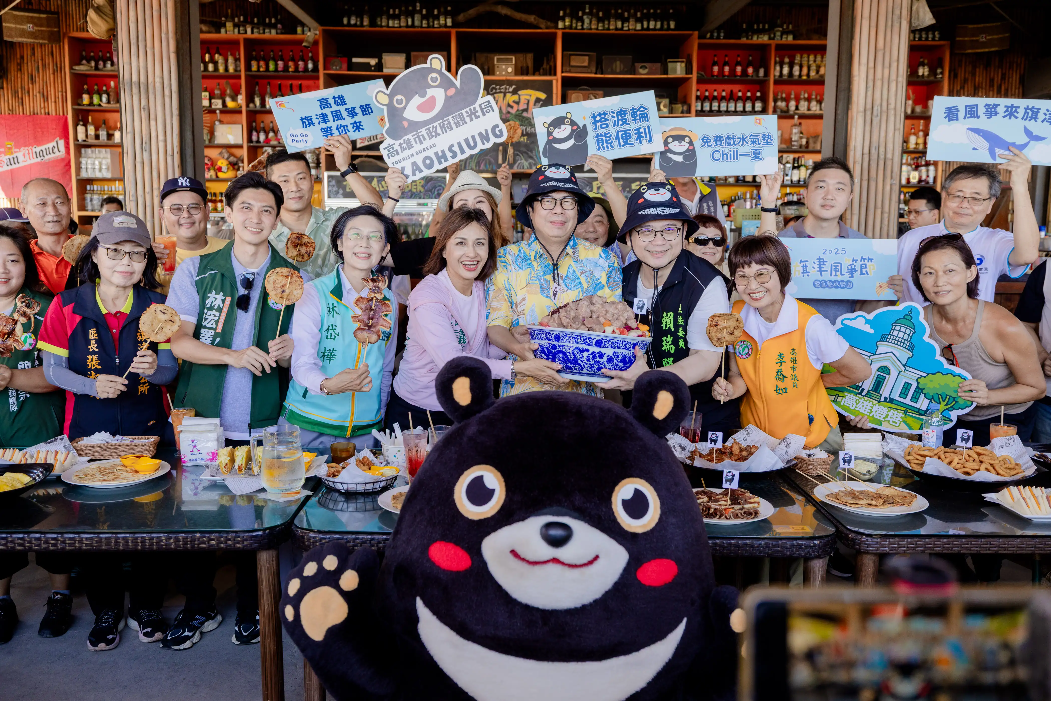 旗津風箏節暨氣墊水樂園9日下午登場，市長陳其邁表示，今年匯集多款海洋主題風箏，並有10款全新造型首次亮相，保證遊客拍照拍不停。（記者吳文生攝）
