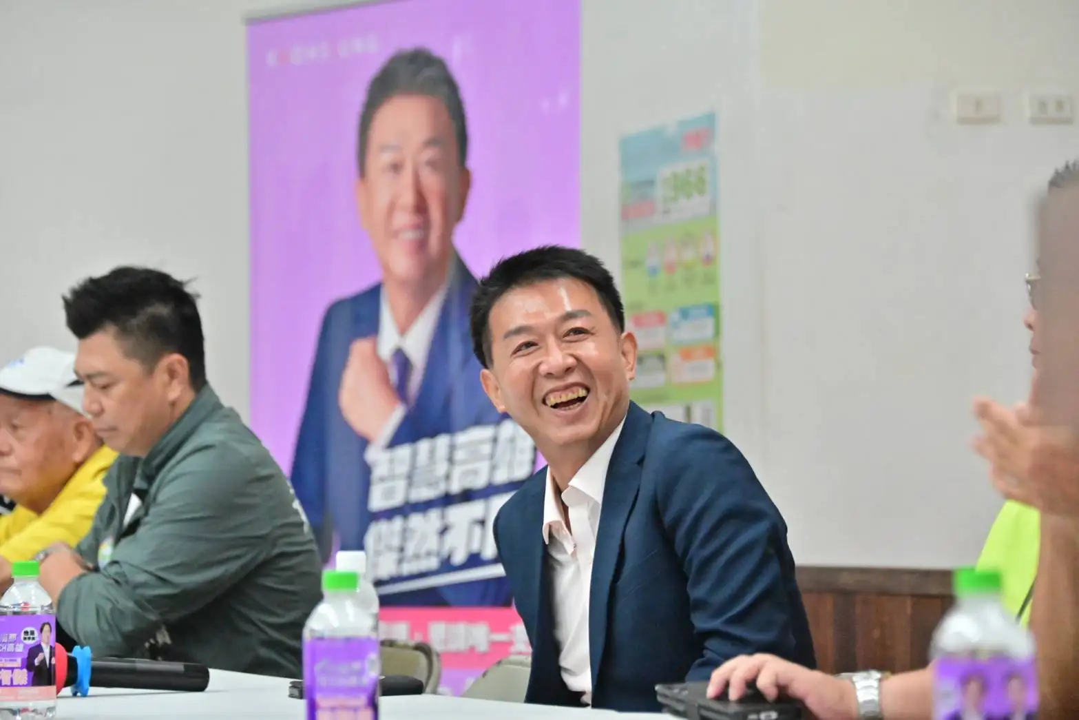 立委許智傑10日於左營舉辦市長初選首場市民見面會,帶領現場民眾齊喊口號「智慧高雄 傑然不同」。(記者吳文生攝)