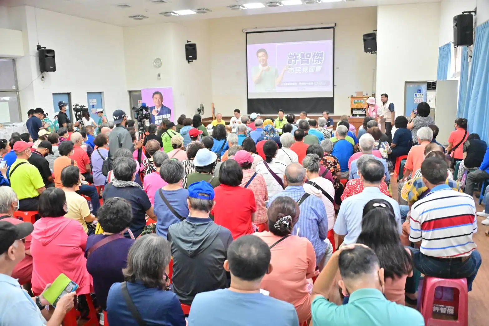立委許智傑10日於左營舉辦市長初選首場市民見面會,帶領現場民眾齊喊口號「智慧高雄 傑然不同」。(記者吳文生攝)