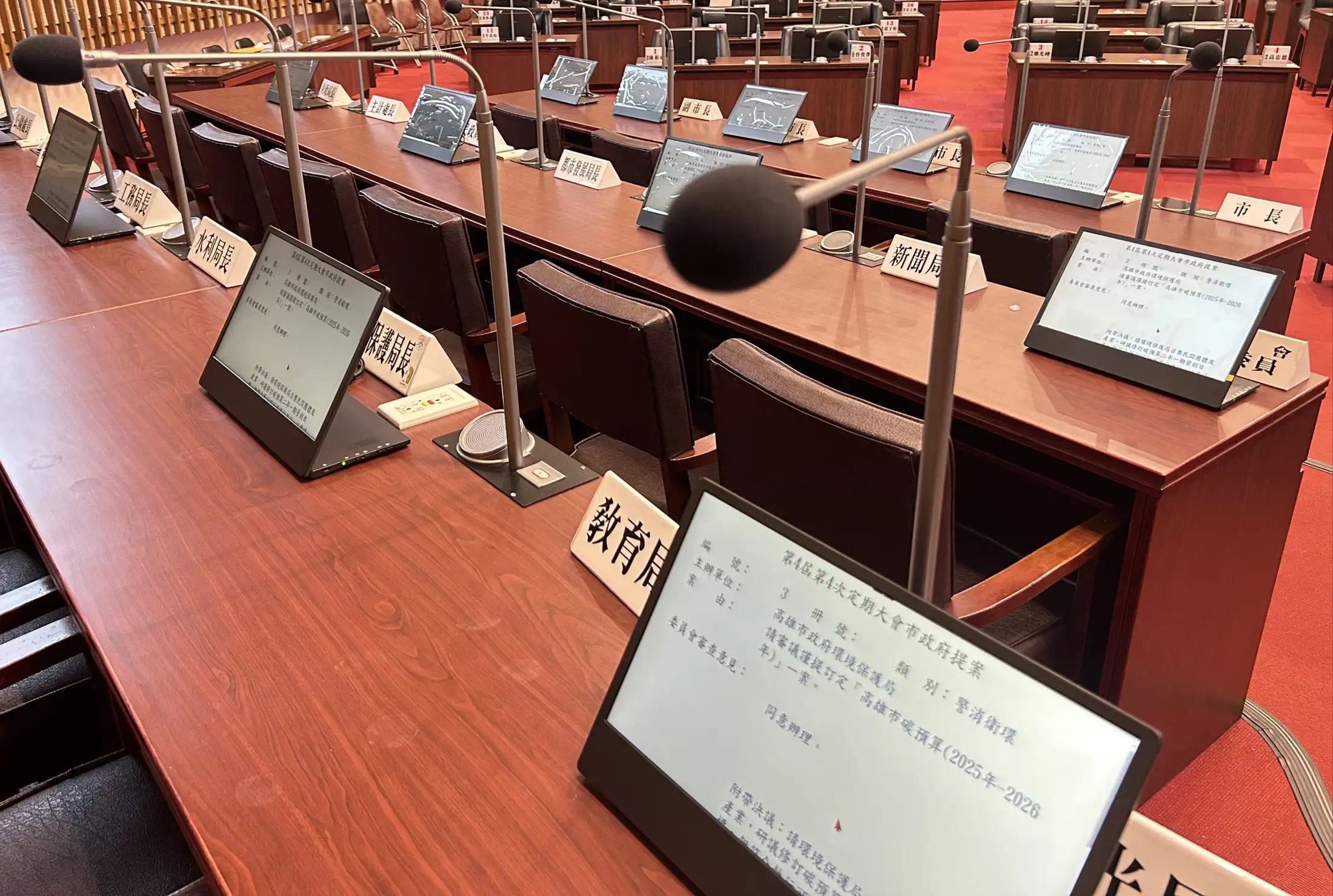 高雄市議會近日完成議事廳硬體設備升級，於全體議員及市府官員桌面增設可折疊顯示器，質詢時能就近查看議事資料。（記者吳文欽攝）