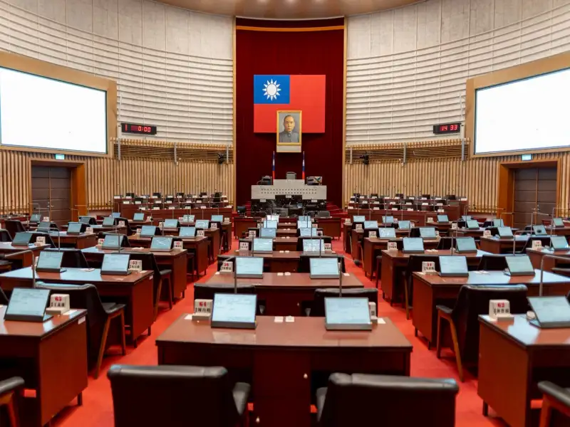 高雄市議會升級議事廳設備　折疊顯示器提升質詢效率