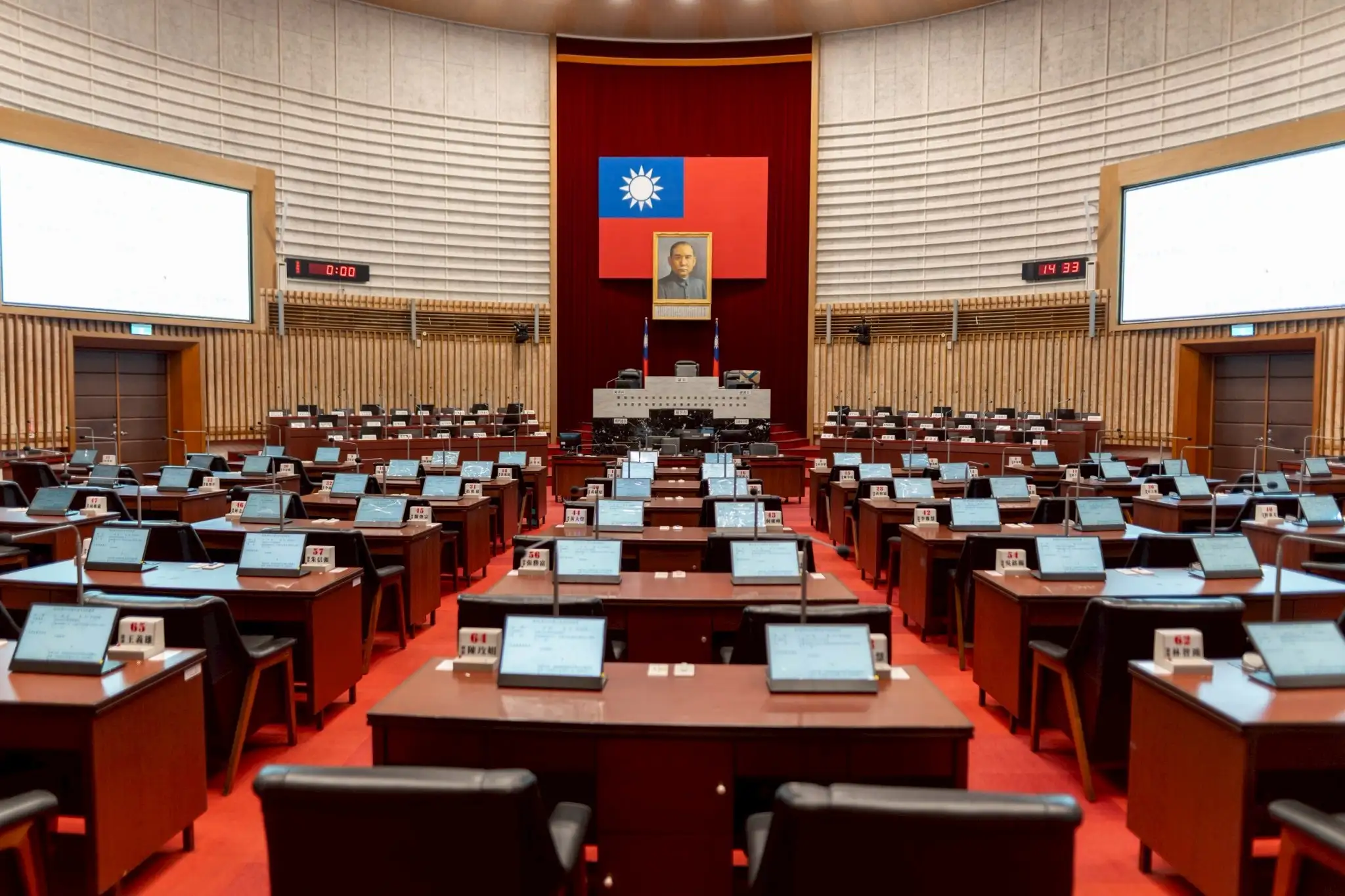高雄市議會近日完成議事廳硬體設備升級，於全體議員及市府官員桌面增設可折疊顯示器，質詢時能就近查看議事資料。（記者吳文欽攝）