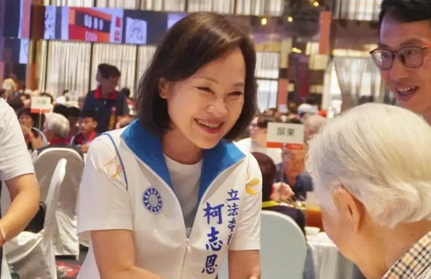 立委柯志恩指出，高雄美濃吉洋里農地疑遭盜採土石，形成「大峽谷」，道路受損嚴重，居民憂心安全。（記者吳文生攝）