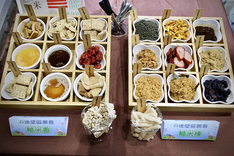 限定推出的「農來相挺九宮格」佐料拼盤，鹹甜交織共十八種佐料。（圖／台南市政府　提供）
