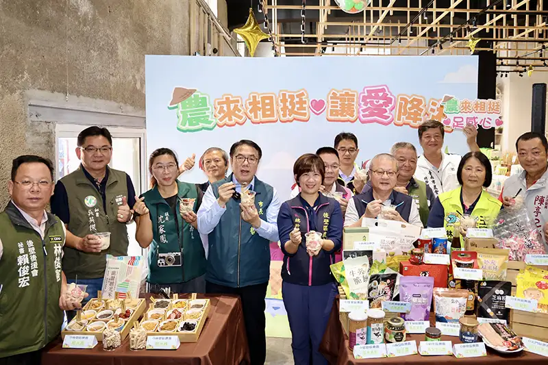 台南市長黃偉哲與多位民意代表推廣台南農產品。（圖／台南市政府　提供）