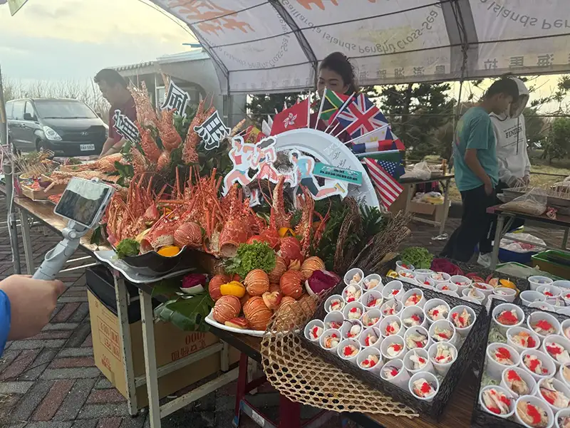 菊島馬以「澎湃」補給聞名,主辦單位準備各式澎湖特色美食,展現在地熱情好客。(圖/澎湖國家風景區管理處 提供)