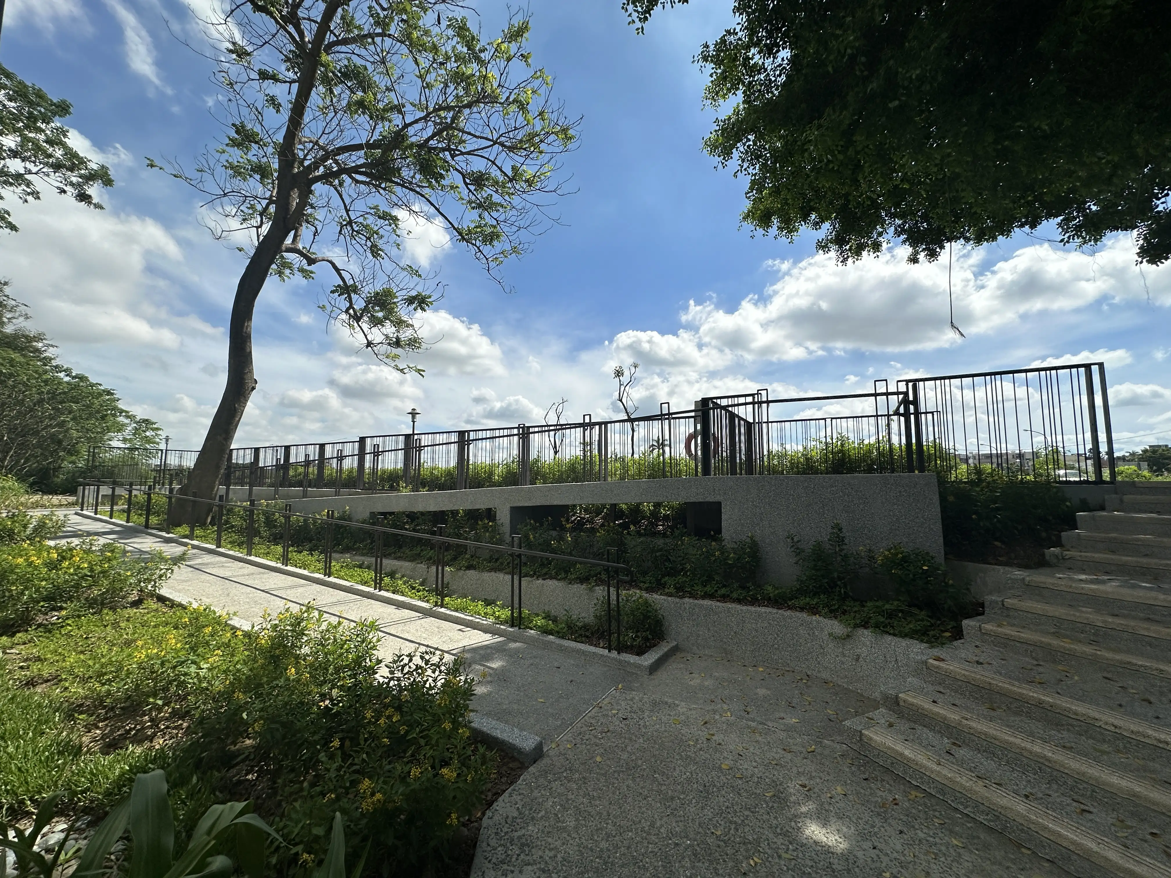以人本角度出發，新化國小後方新設無障礙斜坡道，銜接前期已完工步道，提供不同使。(圖/臺南市都發局 提供)