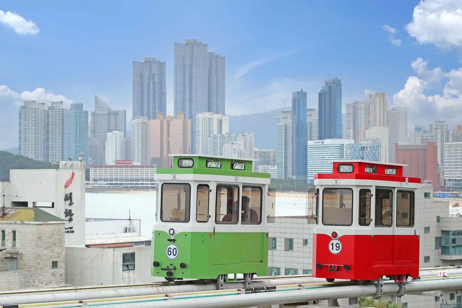 釜山的「天空膠囊列車」是近年深受旅客喜愛的景點之一,除了適合一家大小搭乘,也可眺望釜山美景。(圖片提供:韓國觀光公社)