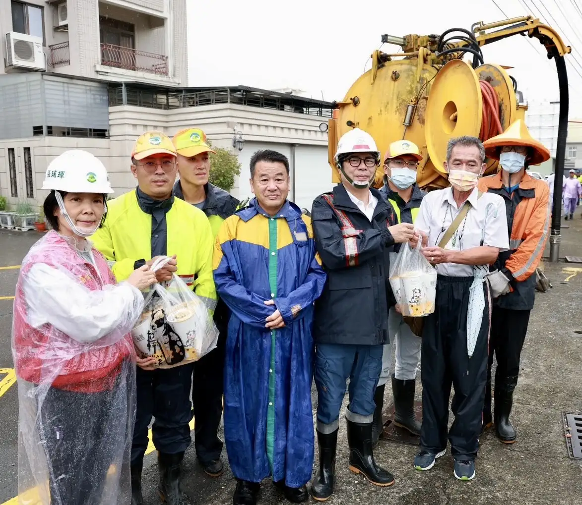 陳其邁巡查海成街溝渠清疏作業,並致贈飲品慰勉清潔隊員,感謝颱風期間堅守崗位、加強重點路段清疏,確保洩水孔與側溝暢通。(記者吳文生翻攝)