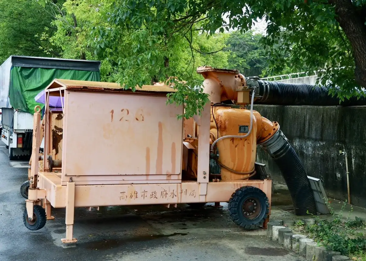 楊柳颱風來襲,預估午後風雨轉強,陳其邁市長前往燕巢海成抽水站視察防汛整備,並預置移動式抽水機因應豪雨,指示加快抽水站設置進度,改善周邊積淹水問題。(記者吳文生翻攝)