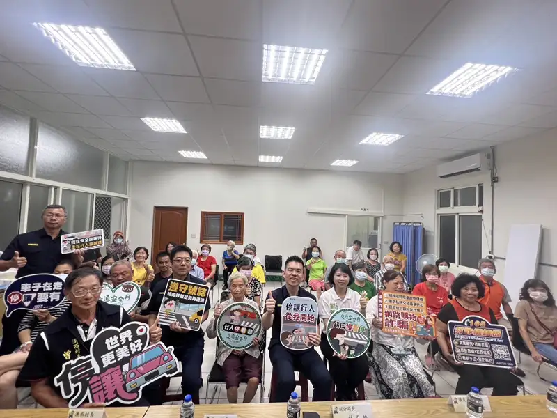 民雄分局溪口分駐所舉辦社區治安座談會,現場民眾認真聆聽警方講解治安相關議題。(圖/民雄分局提供)