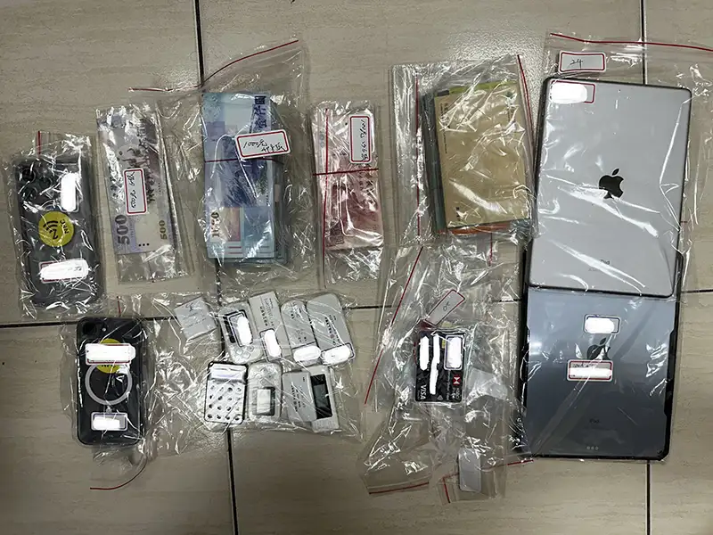 刑事局展示查扣之「撼動天堂」伺服器、現金及相關證物，侵權市值逾50億元。(圖/刑事警察局 提供)