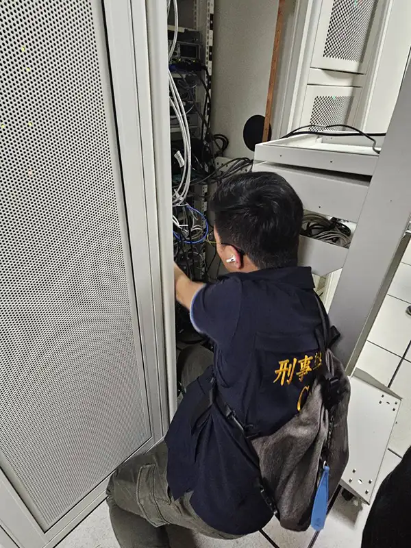 專案小組歷經一年蒐證，成功破獲「撼動天堂」私服集團，查獲主嫌及大批侵權遊戲設備。(圖/刑事警察局 提供)