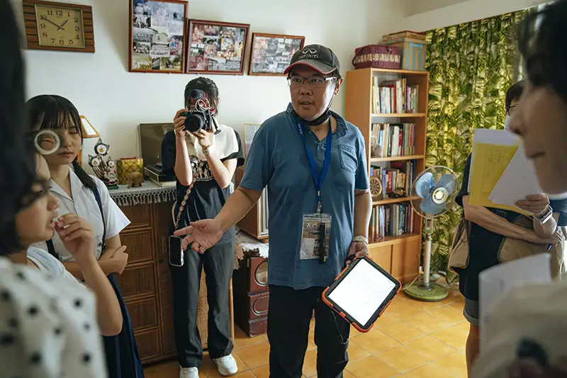 視訊系王傳宗執導大愛劇《我們六個》，帶領學生參與影視實作。(圖／天邑影業　提供)