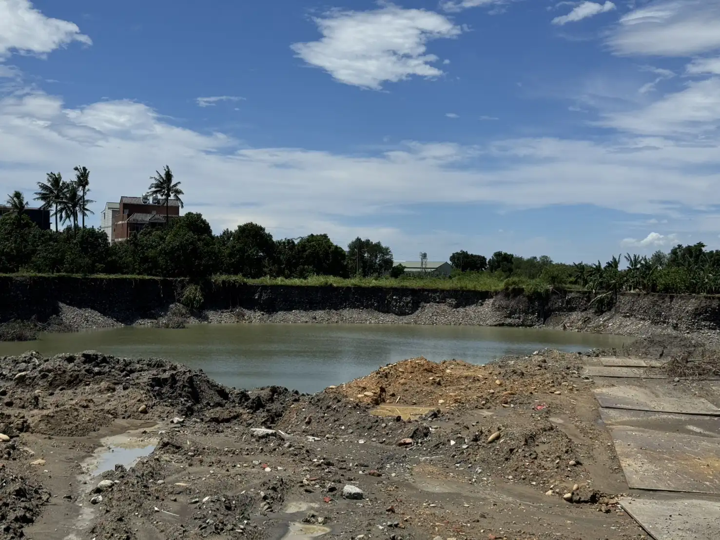 立委許智傑與經濟部地礦中心及高雄市府地政、工務、環保、農業、經發、警察等七單位，聯合會勘美濃區盜採土石現場。（記者吳文生攝）