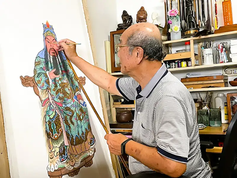 潘岳雄彩繪關帝爺。(圖/臺南市政府觀旅局 提供)
