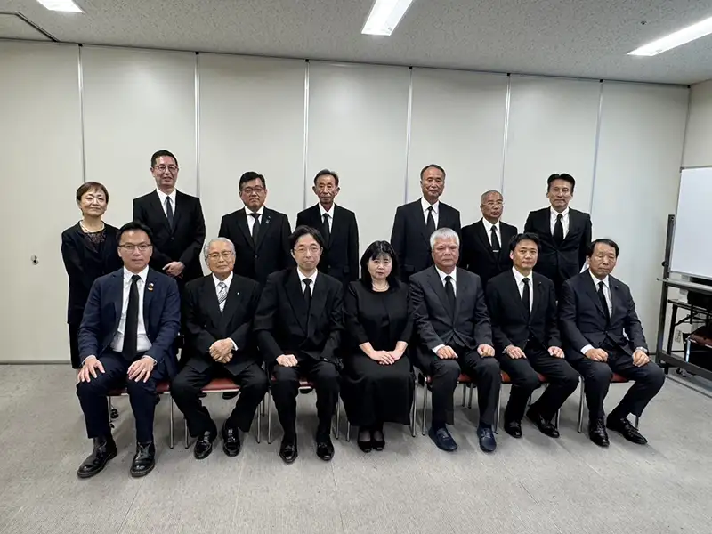 林智鴻與鳳山紅毛港保安堂代表及熊本縣各界人士於交流會合影,共同傳遞和平與民主價值。(記者吳文生攝)
