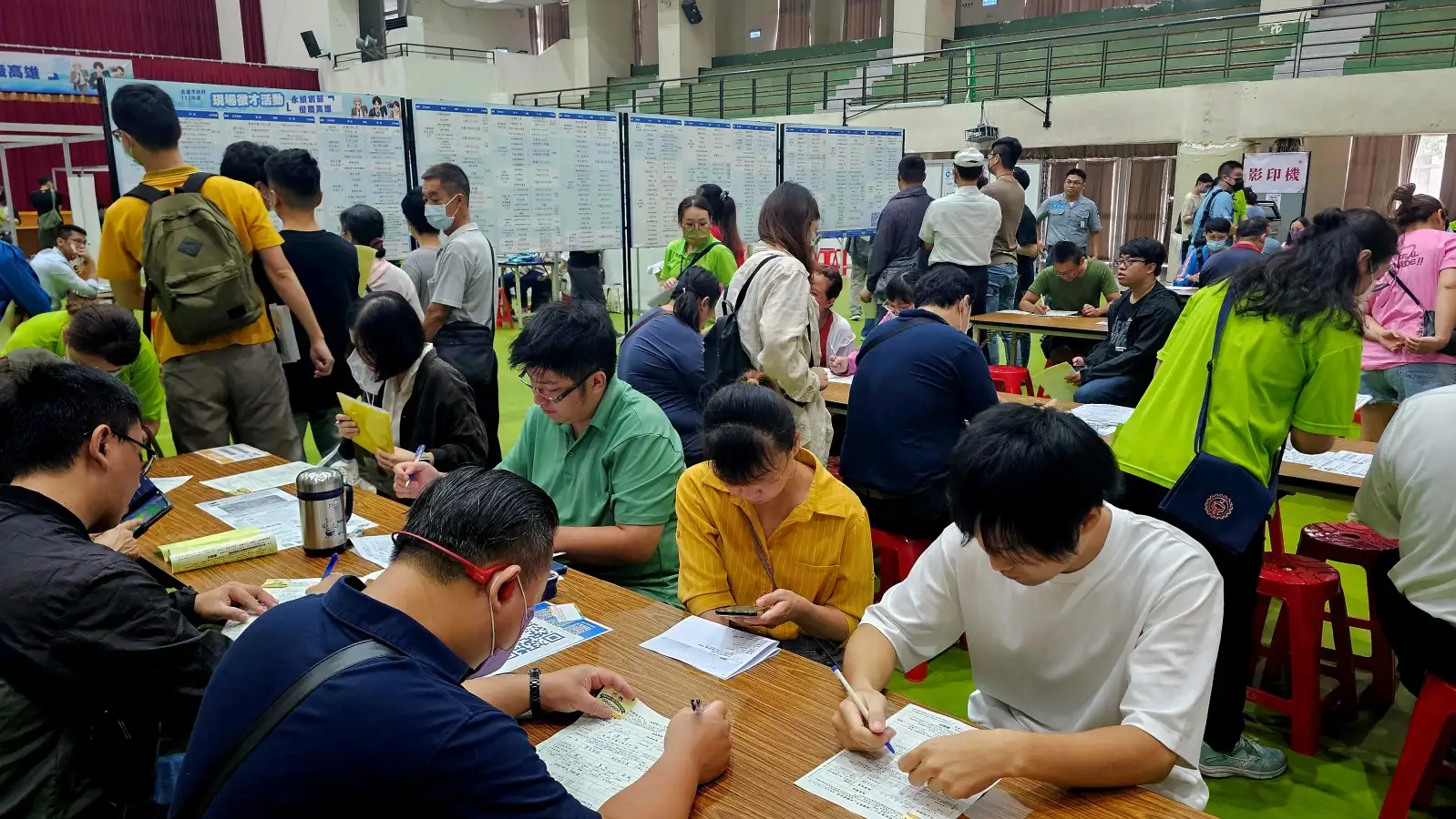 高雄市勞工局將於16日在苓雅運動中心舉辦「樂業高雄、幸福融融」聯合徵才活動,51家知名廠商釋出超過1,400個工作機會,吸引求職者踴躍參加。(記者吳文生攝)