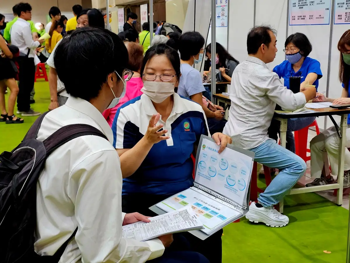高雄市勞工局將於16日在苓雅運動中心舉辦「樂業高雄、幸福融融」聯合徵才活動,51家知名廠商釋出超過1,400個工作機會,吸引求職者踴躍參加。(記者吳文生攝)