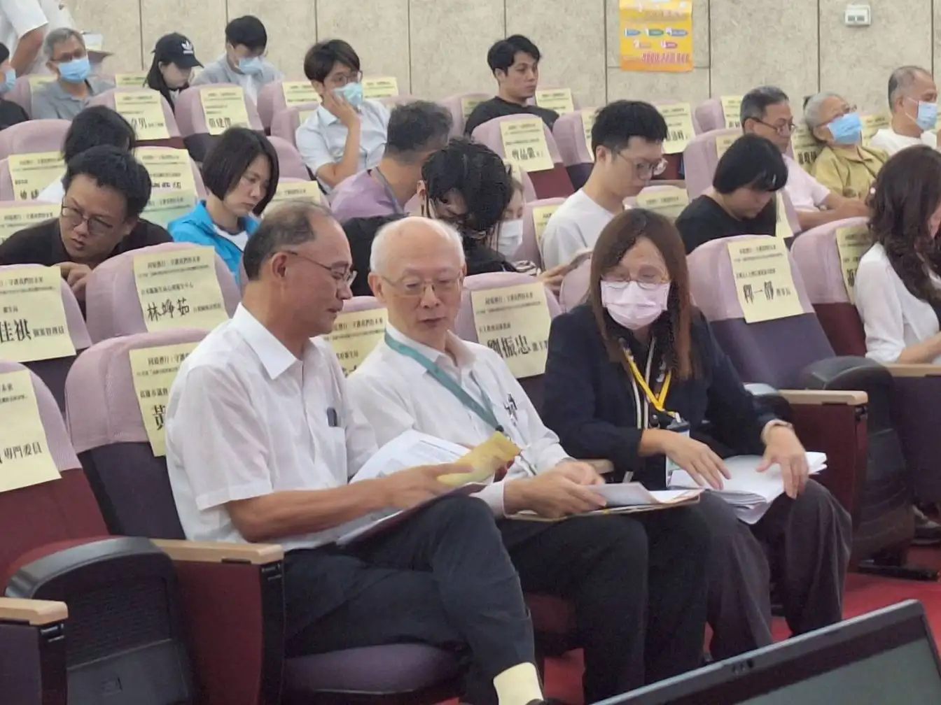 高雄市兒童青少年自殺心理危機跨系統防治研討會，在高雄市議會舉辦，主辦單位盼共同發聲，喚醒社會大眾對此議題的重視，為孩子們編織一張溫暖且具韌性的生命防護網。（記者吳文欽攝）