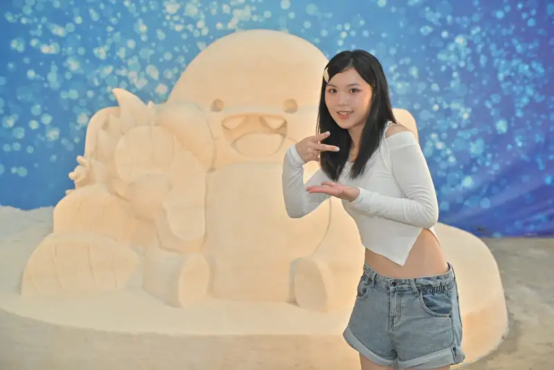 民眾與胖鯊魚鹽雕合影。(圖/雲嘉南管理處提供)