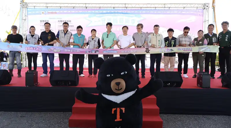 2025一見雙雕藝術季於臺南七股鹽山盛大開幕，它是全臺唯一融合鹽雕與光雕的藝術盛會。(圖/雲嘉南管理處提供)