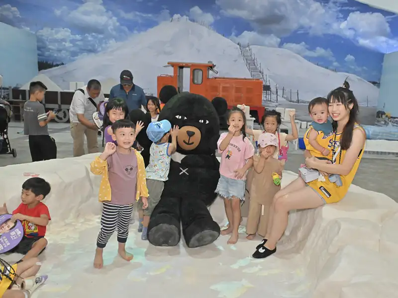 小朋友們在七股鹽山與OhBear（喔熊）開心合影。(圖/雲嘉南管理處提供)