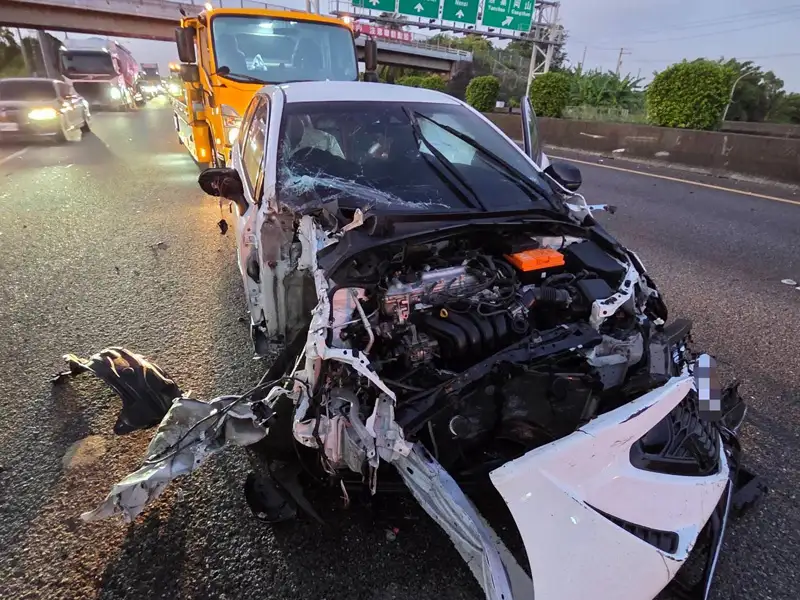 國1岡山段清晨發生5車連環事故，車輛嚴重毀損，2人受傷送醫。(圖/國 道警察局提供)