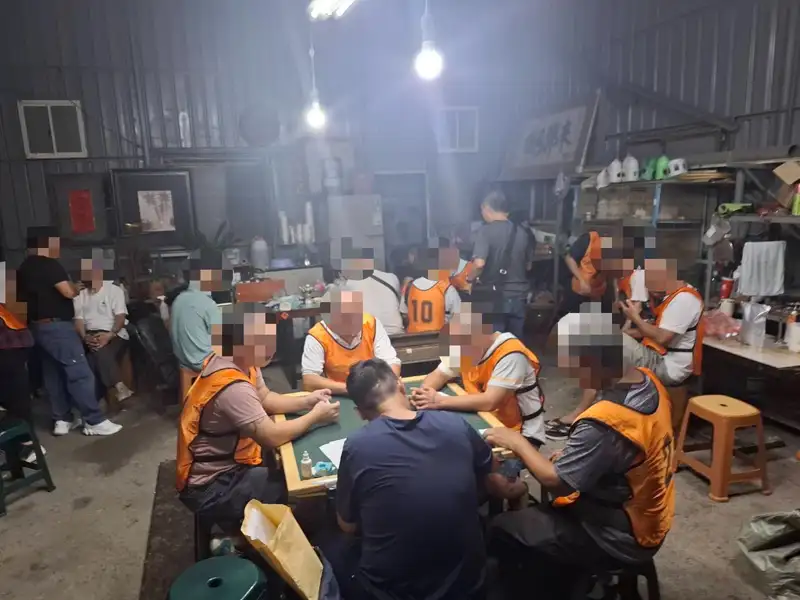 臺南市第三分局持搜索票進入安南區環福街鐵皮屋，查獲「妞妞紙牌」職業賭場，現場查獲22人即查扣賭資2萬3000元。(圖/第三分局提供)