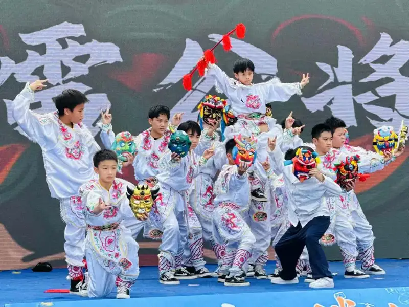 傳統醒獅與民俗表演精彩登場，舞者手持面具隨鼓點展現氣勢，為漁民祈福添喜氣。(記者劉美祺翻攝)