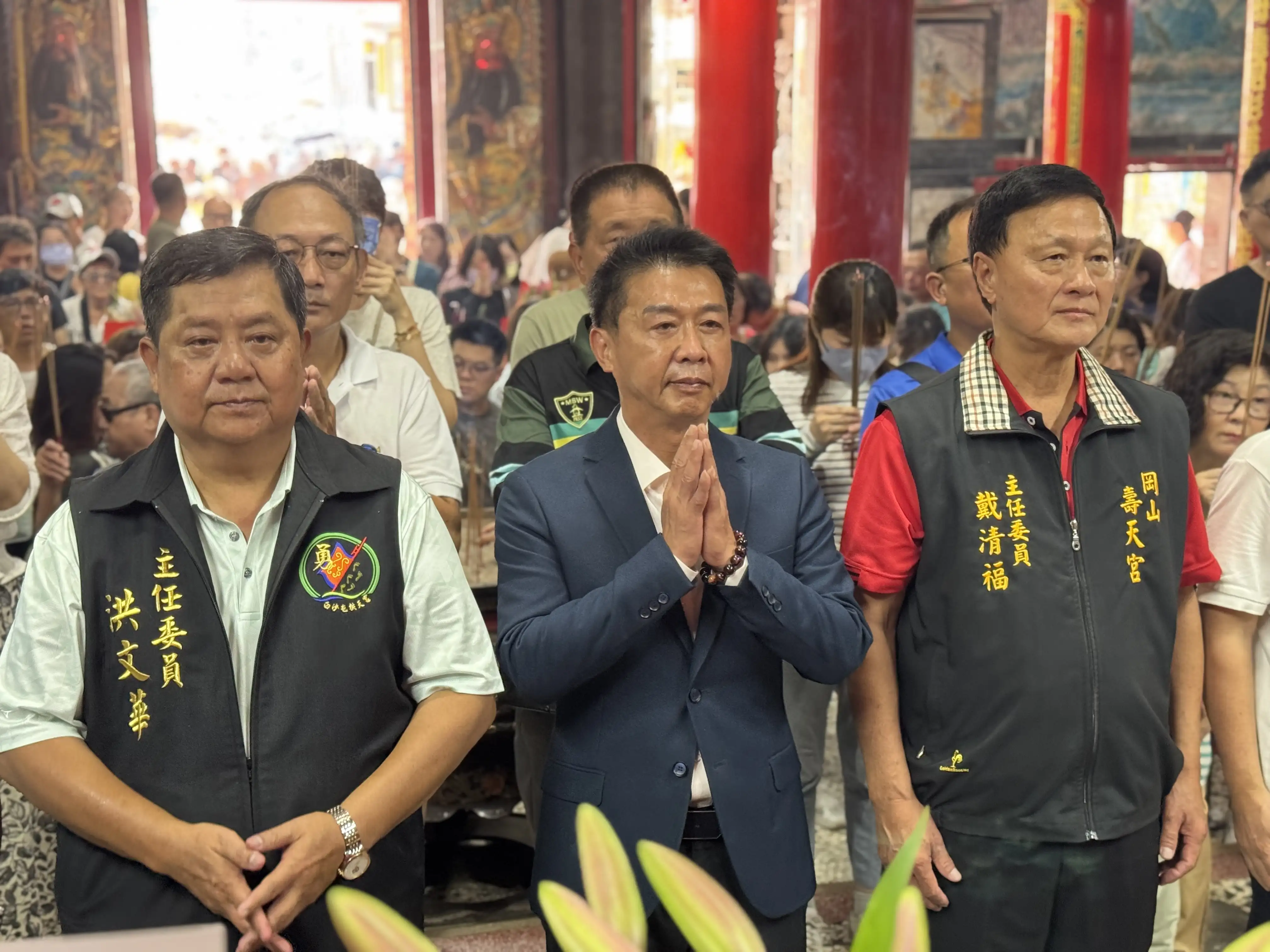 立委許智傑協同岡山壽天宮、旗山天后宮與鳳山龍成宮主委，共同宣布「高雄三山媽祖平安賜福遶境」，並感謝白沙屯媽祖南下賜福，祈願庇佑高雄。（記者吳文生攝）