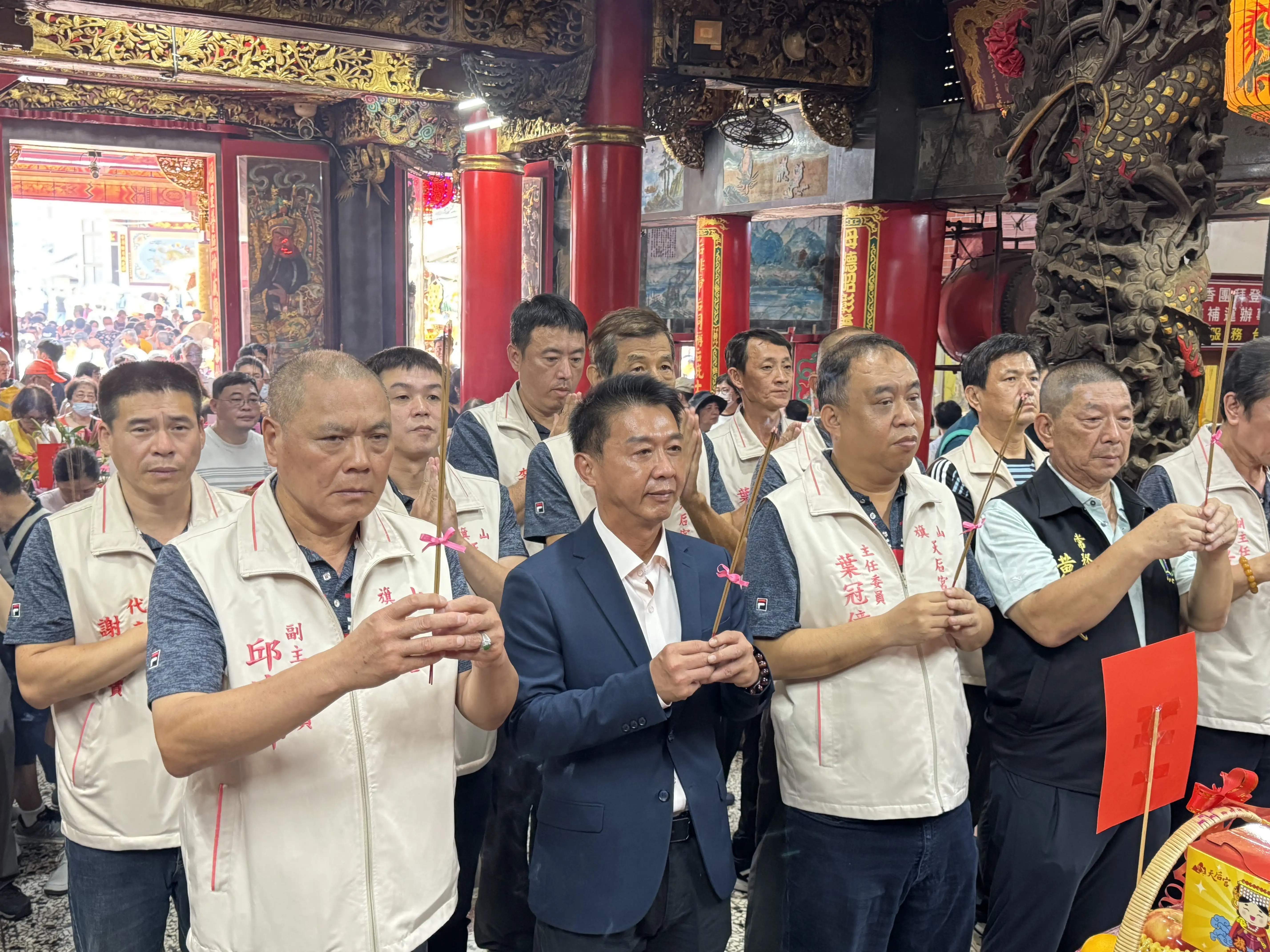 立委許智傑協同岡山壽天宮、旗山天后宮與鳳山龍成宮主委，共同宣布「高雄三山媽祖平安賜福遶境」，並感謝白沙屯媽祖南下賜福，祈願庇佑高雄。（記者吳文生攝）