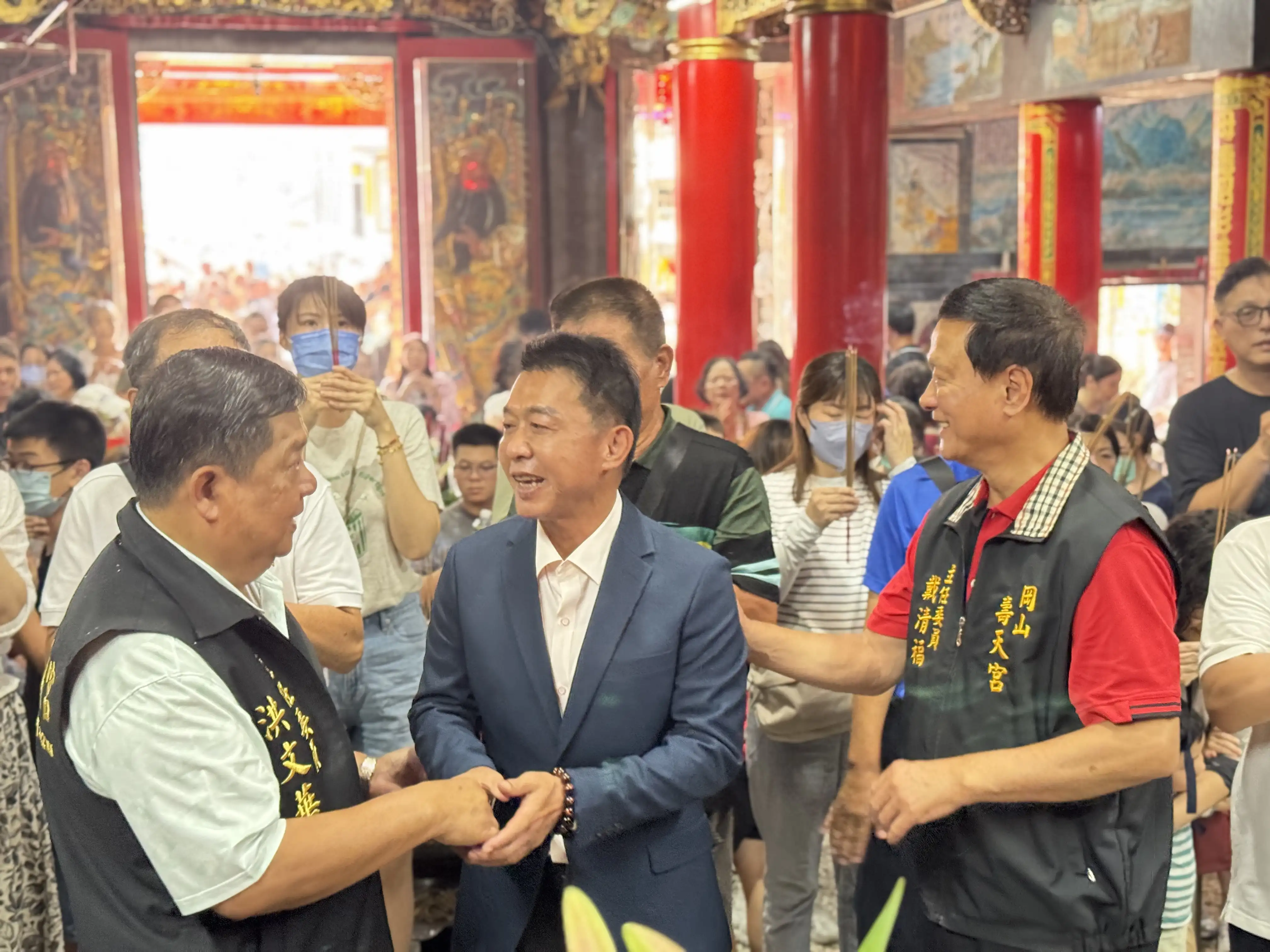 立委許智傑協同岡山壽天宮、旗山天后宮與鳳山龍成宮主委，共同宣布「高雄三山媽祖平安賜福遶境」，並感謝白沙屯媽祖南下賜福，祈願庇佑高雄。（記者吳文生攝）