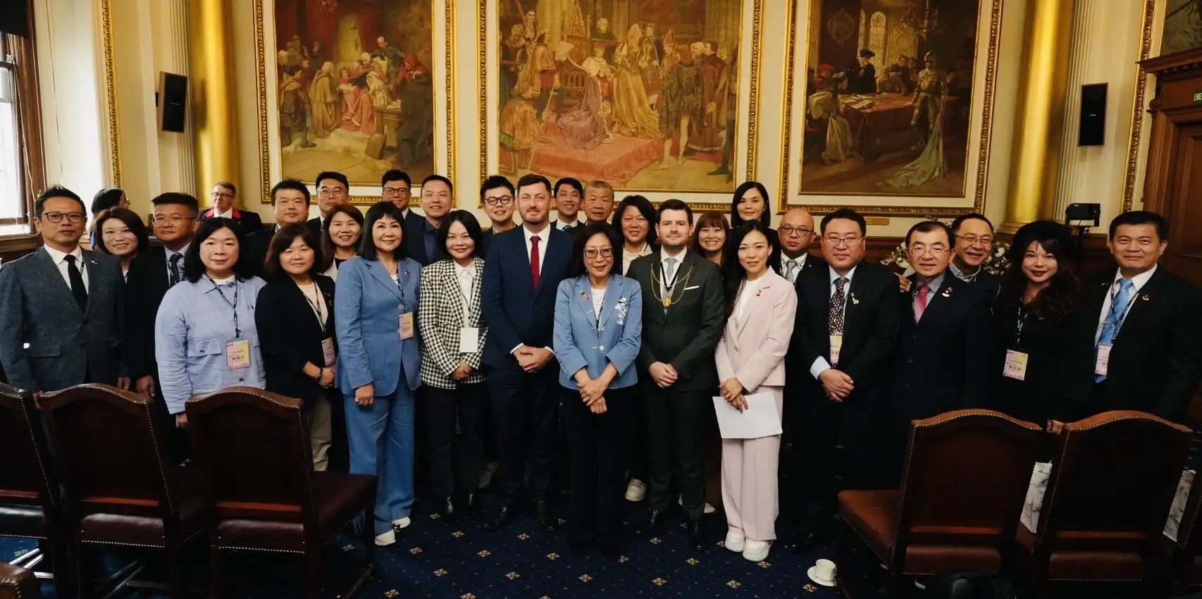 高雄市議長康裕成率領參訪團拜會愛丁堡市議會，雙方就城市治理、淨零碳排與觀光產業深入交流，深化雙城友誼，共創合作新契機。（高雄市議會提供）